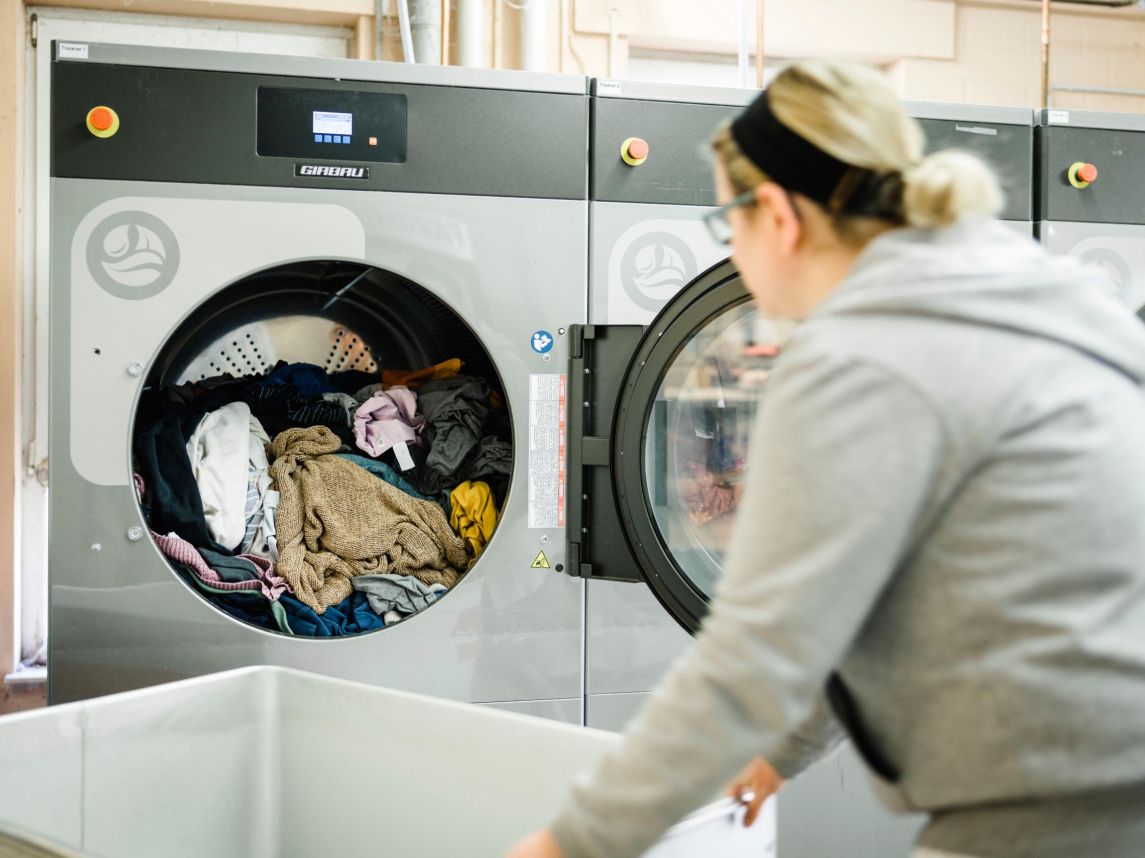 Bewohnerwäsche<span>Wir bieten Pflegeeinrichtungen und Heimen einen hygienischen, nachverfolgbaren und zuverlässigen Wäscheservice für Ihre Bewohner.</span>