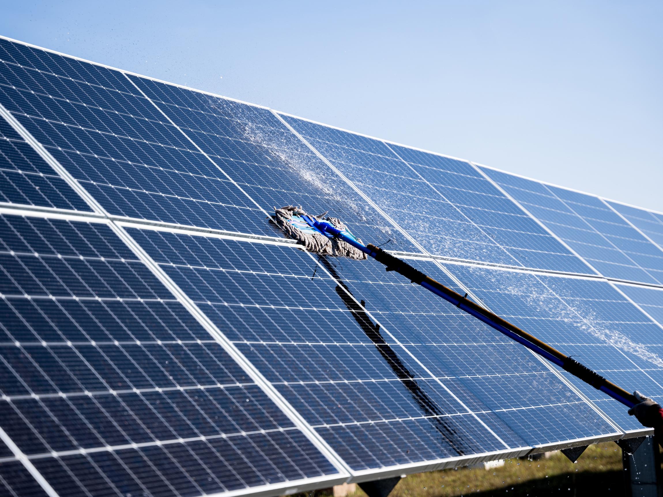 Reinigung von PV-Anlagen<span>Verschmutzte PV-Module mindern die Leistung signifikant. Wir reinigen Ihre Anlage schonend und streifenfrei mit Spezialausrüstung, um den Werterhalt zu sichern und maximale Energieerträge zu erreichen.</span>