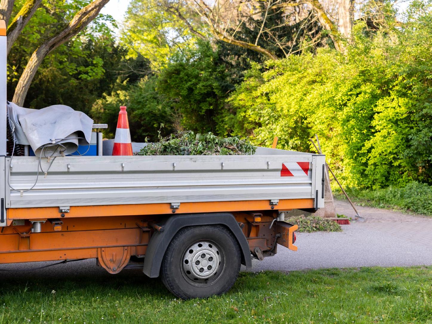 Reinigung von Außenbereichen<span>Gehwege, Parkplätze und andere Außenanlagen werden von Abfall und Verschmutzungen befreit.</span>