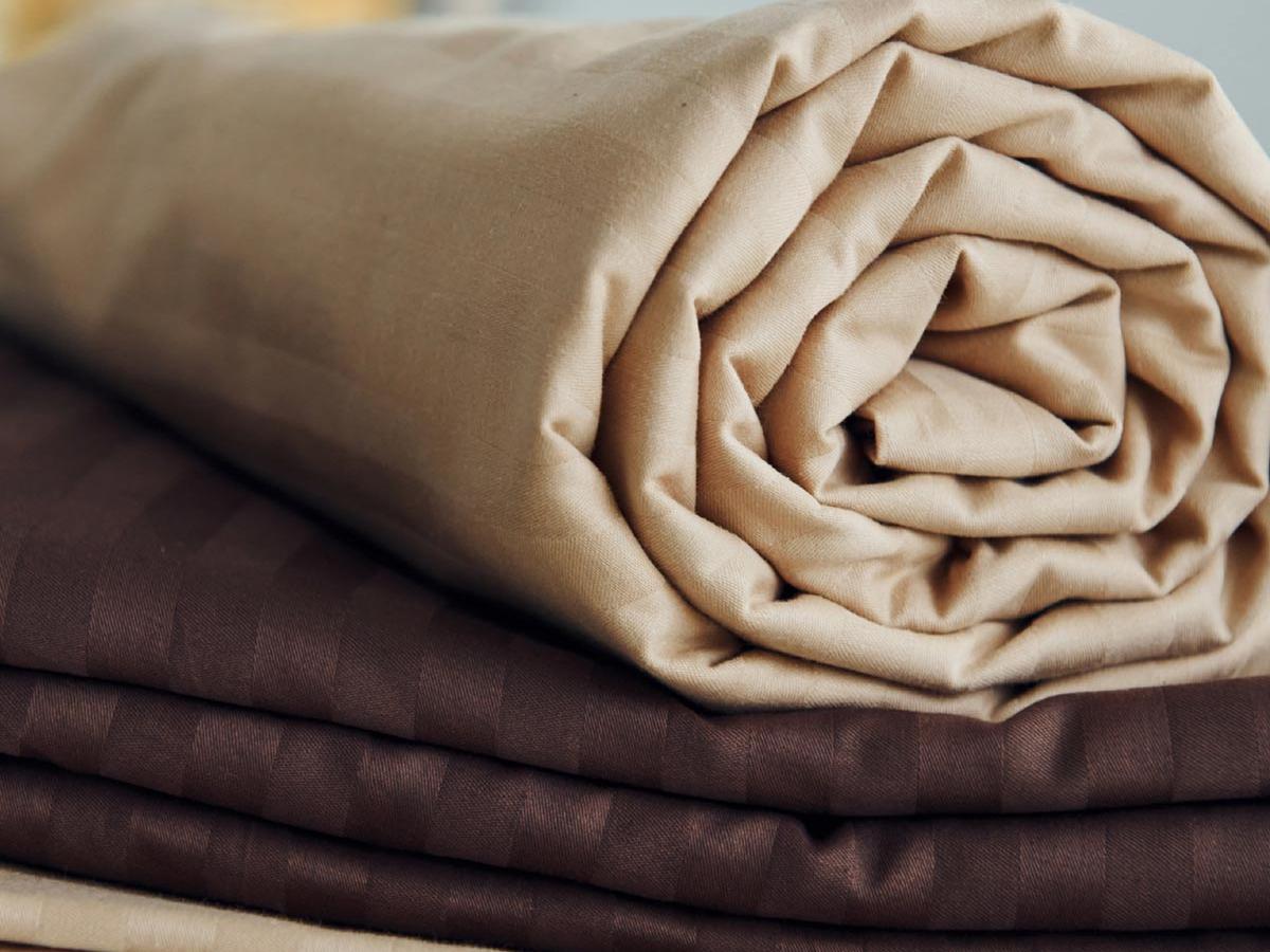 Flachwäsche <span>Wir bieten die professionelle Aufbereitung Ihrer gesamten Flachwäsche, von der Bettwäsche über Frottee-Wäsche bis zu Sonderartikeln. Unsere industriellen Prozesse garantieren höchste Hygiene und Langlebigkeit Ihrer Textilien.</span>