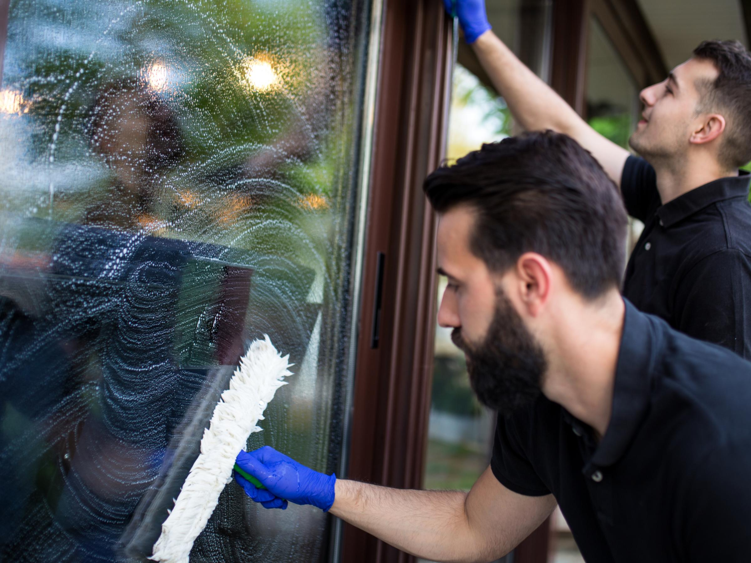 Glasreinigung<span>Unsere geschulten Mitarbeiter sorgen für streifenfreie Fenster und glasklare Ergebnisse – ob bei Bürogebäuden, Wohnanlagen oder öffentlichen Einrichtungen. Dabei verwenden wir schonende und umweltfreundliche Reinigungsmittel, um die Langlebigkeit Ihrer Glasflächen zu gewährleisten.</span>