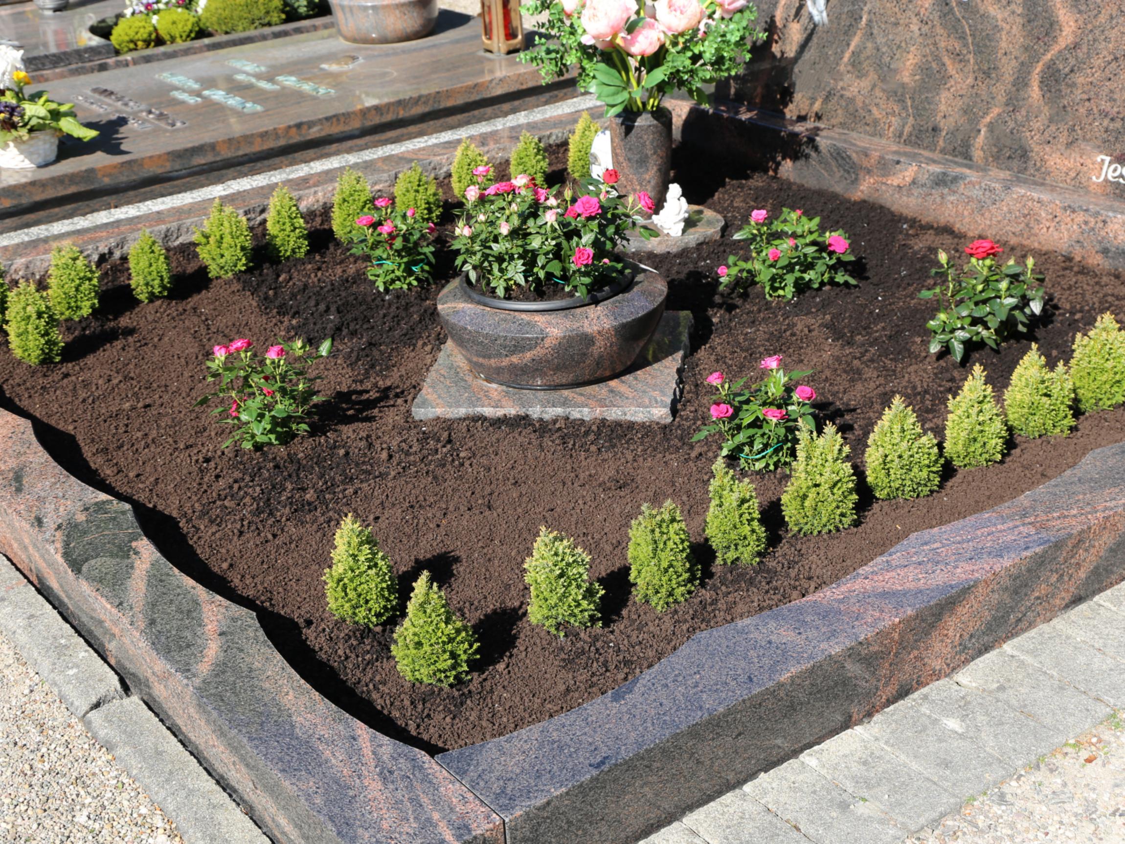 Grabpflege<span>Wir übernehmen die liebevolle und regelmäßige Pflege der Ruhestätte Ihrer Angehörigen, von der saisonalen Bepflanzung über das Gießen bis hin zur Unkrautentfernung. Wir sorgen für ein dauerhaft gepflegtes und würdiges Erscheinungsbild.</span>