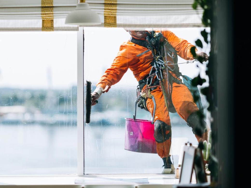 Glasreinigung<span>Unsere geschulten Mitarbeiter sorgen für streifenfreie Fenster und glasklare Ergebnisse – ob bei Bürogebäuden, Wohnanlagen oder öffentlichen Einrichtungen. Dabei verwenden wir schonende und umweltfreundliche Reinigungsmittel, um die Langlebigkeit Ihrer Glasflächen zu gewährleisten.</span>